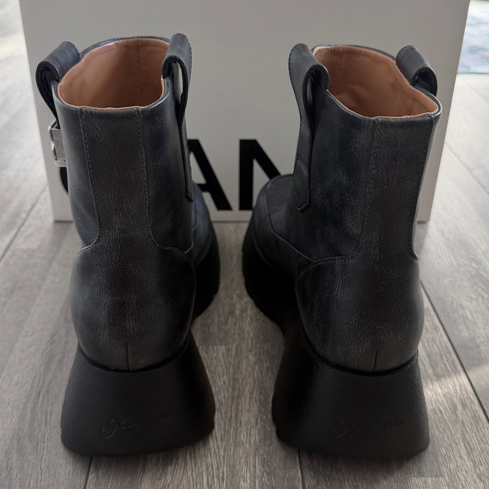 New in Box Size 39 Women’s Ganni
Kat Low Vintage Ankle Boots - Picture 12 of 17